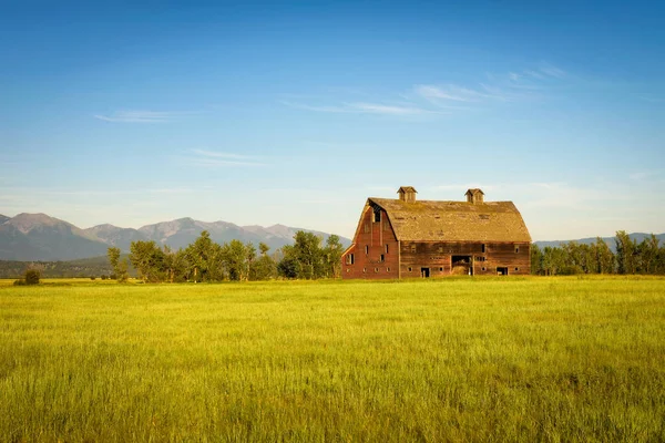 Sommersonnenuntergang mit einer alten Scheune im ländlichen Montana — Stockfoto