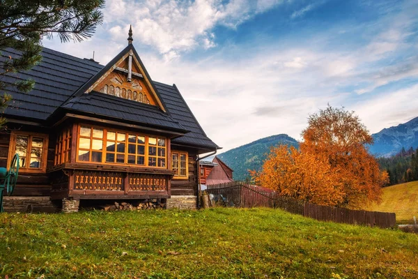Casa histórica en el pueblo de Zdiar en las altas montañas de Tatra —  Fotos de Stock