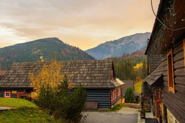 Zdiar köy içinde yüksek Tatra Dağları içinde tarihi evleri — Stok fotoğraf
