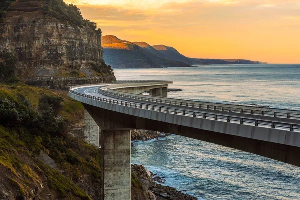 Naplemente a tengeren cliff hídon ausztrál Csendes-óceán mentén — Stock Fotó