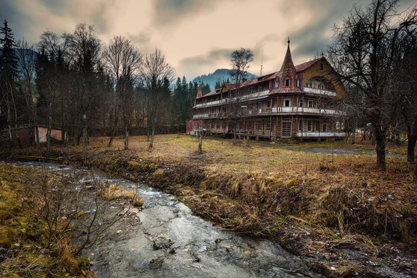 Forladt hotel i landsbyen Zdiar i Høje Tatra-bjergene - Stock-foto