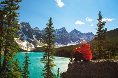 Banff Ulusal Parkı'nda buzultaş Gölü manzarayı uzun yürüyüşe çıkan kimse