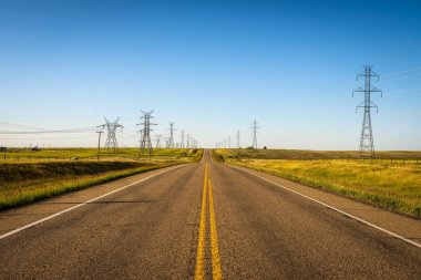 Elektrik direkleri Alberta, Kanada boş bir yol boyunca