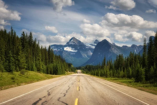 Paenic Icefields Pkwy in viaggio attraverso Banff e Jasper National Park — Foto Stock