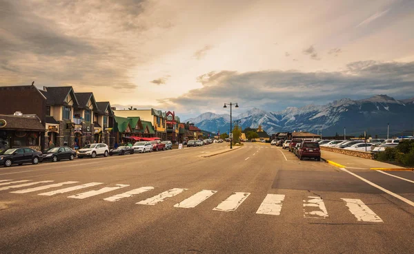 Noche en las calles de Jasper en las Montañas Rocosas canadienses — Foto de Stock