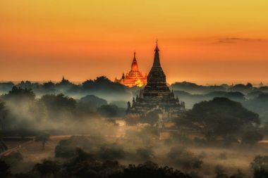 Myanmar 'da Bagan' ın üzerinde sahne gün doğumu