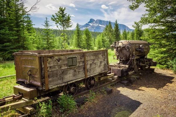 Szén vonat enyém közel Banff, Kanada, Bankhead ghost town-ban — Stock Fotó