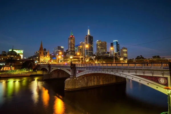 멜버른 다운 타운, 공주 브릿지와 Yarra 강의 스카이 라인 — 스톡 사진