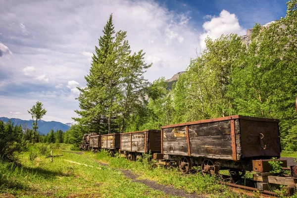 加拿大班夫 Bankhead 鬼城附近的煤矿列车 — 图库照片