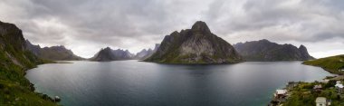 Kirkefjord ve Lofoten Adaları Mount Olstind havadan görünümü