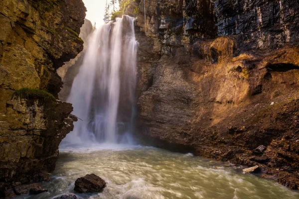 Cachoeira em Johnston Canyon, Banff National Park, Canadá — Fotografia de Stock