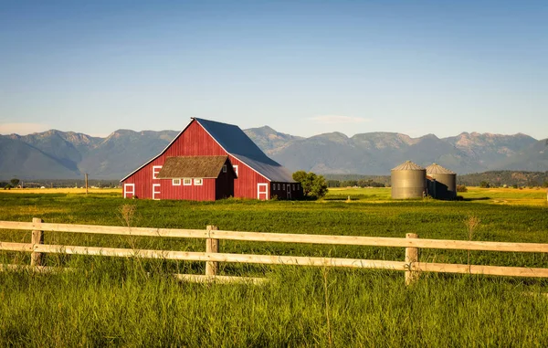 Summer evening with a red barn in rural Montana — Stock Photo, Image