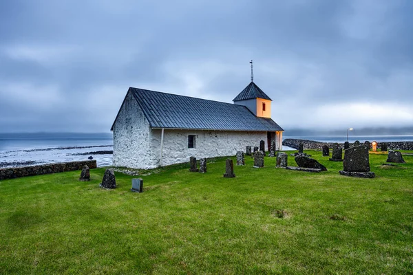 小村庄教会与公墓在 Kirkjubour, 法罗群岛 — 图库照片