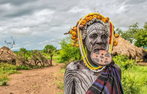 Nő az afrikai törzs Mursi, Omo Valley, Etiópia — Stock Fotó