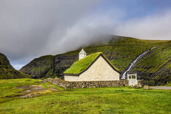 Деревенская церковь в Саксуне, Фарерские острова, Дания — стоковое фото