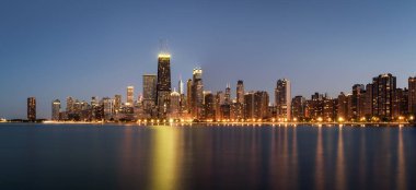 Chicago manzarası panorama gece Kuzey Caddesi plaj görüntülendi