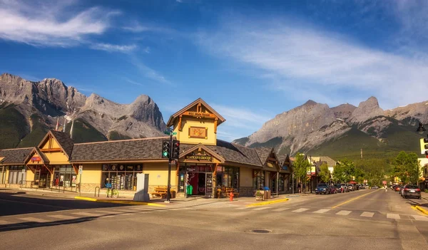 En las calles de Canmore en las Montañas Rocosas canadienses — Foto de Stock