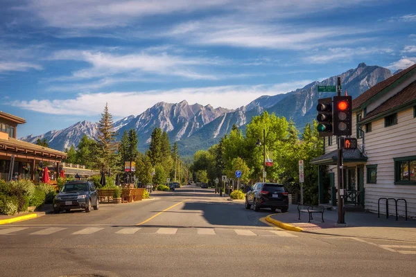 En las calles de Canmore en las Montañas Rocosas canadienses — Foto de Stock