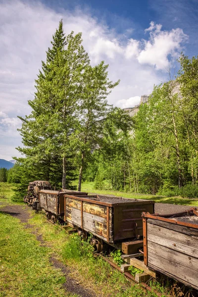 Train de la mine de charbon dans la ville fantôme de Bankhead près de Banff, Canada — Photo