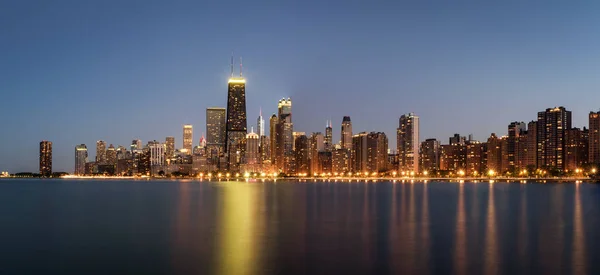 Chicago skyline panorama à noite visto de North Avenue Beach — Fotografia de Stock