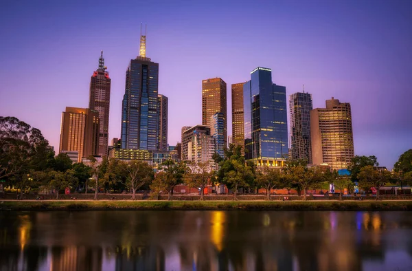 멜버른 시내 및 Yarra 강의 고층 빌딩에 일몰 — 스톡 사진