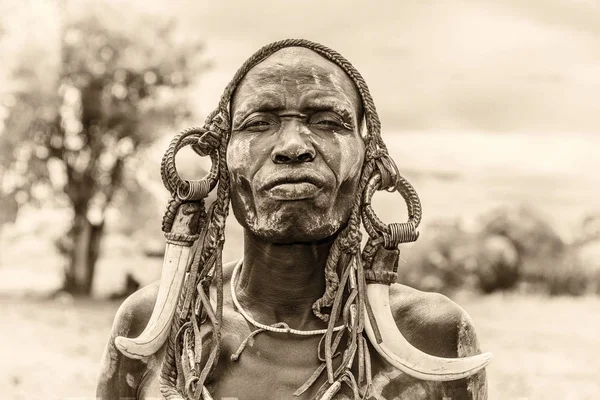 Guerriero della tribù africana Mursi, Etiopia — Foto Stock