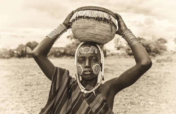 Fiatal fiú az afrikai törzs Mursi, Etiópia — Stock Fotó