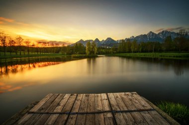 Yukarıda yüksek tatra Dağları Slovakya'da bir göl günbatımı