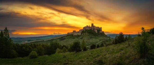 Dramatic sunset over the ruins of Spis Castle in Slovakia — Stock Photo, Image