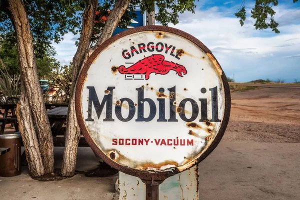 Rusty Mobiloil sign  on historic Route 66 in Arizona — Stock Photo, Image