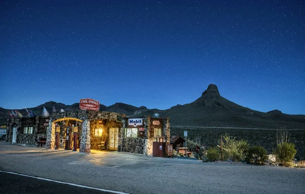 Cielo nocturno sobre gasolinera reconstruida en ruta histórica 66 — Foto de Stock