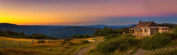 Pôr do sol acima Craigs Hut nos Alpes Vitorianos, Austrália — Fotografia de Stock