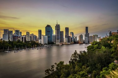 Brisbane şehir ve Brisbane Nehri günbatımı manzarası