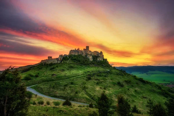 Coucher de soleil spectaculaire sur les ruines du château de Spis en Slovaquie — Photo