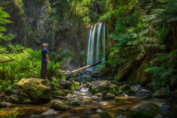 Un jeune randonneur regarde les chutes Hopetoun en Australie — Photo