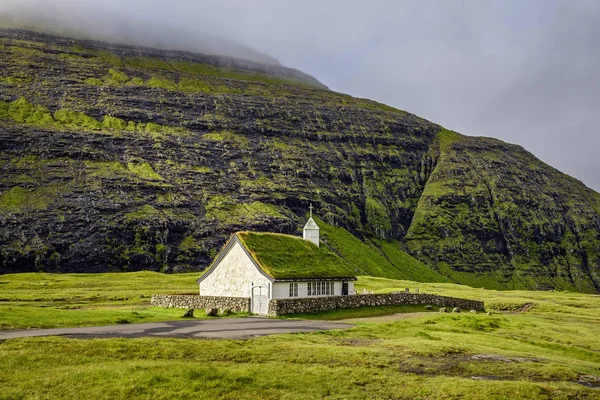 Aldeia igreja em Saksun, Ilhas Faroé, Dinamarca — Fotografia de Stock