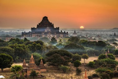 Myanmar 'da Bagan' ın üzerinde sahne gün doğumu