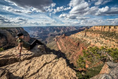 Grand Canyon ve genç bir uzun yürüyüşe çıkan kimse