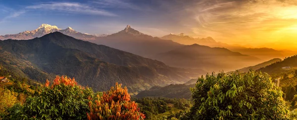 Lever de soleil sur les montagnes Himalaya — Photo