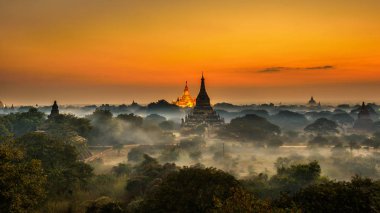 Myanmar 'da Bagan' ın üzerinde sahne gün doğumu