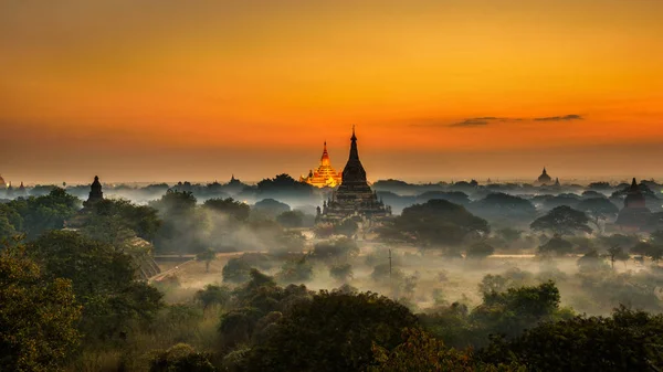 Myanmar 'da Bagan' ın üzerinde sahne gün doğumu