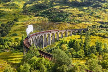 Glenfinnan demiryolu viyadük bir buharlı tren ile İskoçya'da