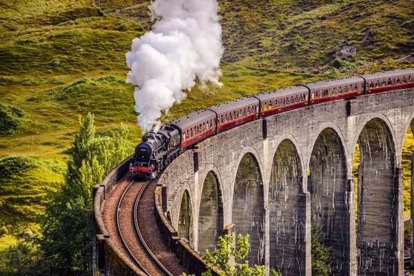 Glenfinnan järnvägsviadukt i Skottland med ett ånglok — Stockfoto