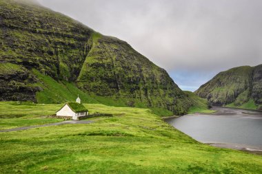 Köy Kilisesi ve bir göl Saksun, Faroe Adaları, Danimarka