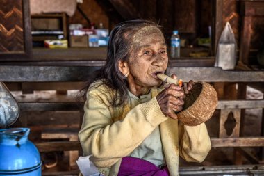 Yaşlı kadın cheroot puro aydınlatma