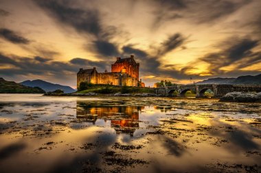 Günbatımı Eilean Donan Kalesi İskoçya üzerinde