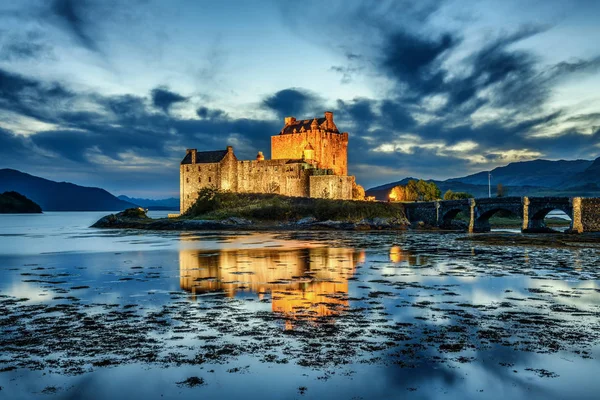 Eilean Donan Kalesi mavi saat sırasında İskoçya'da