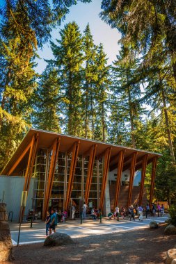 Turistler ve ziyaretçiler ve Lynn Kanyonu Cafe Vancouver çevresinde