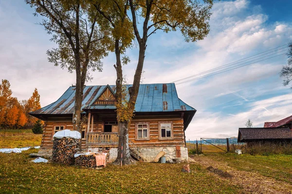 Casa histórica en el pueblo de Zdiar en las altas montañas de Tatra —  Fotos de Stock
