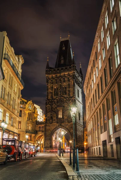 Torre delle polveri di notte a Praga, Repubblica Ceca — Foto Stock